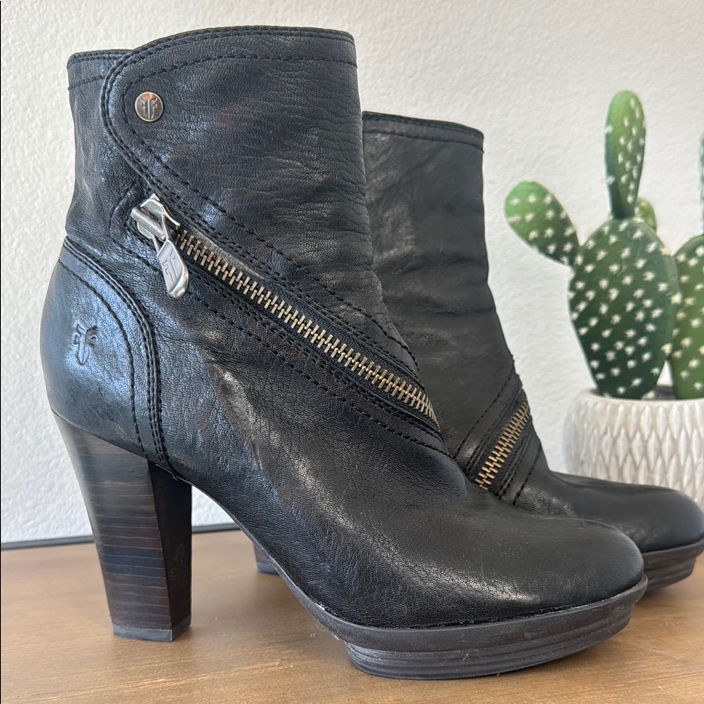 Frye Black Heeled Boots with Thick Heel and Zipper